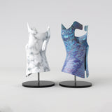 Motif créatif <span data-wg-notranslate>Fracture Milk</span> réalisé par nos soins spécialement pour customiser et sublimer votre prothèse tibiale, prothèse fémorale, prothèse bras, manchon, ou votre orthèse, corset, corset siège, cruro-pédieuse, releveur, prepreg.