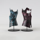 Motif créatif <span data-wg-notranslate>Diorama Buvard</span> réalisé par nos soins spécialement pour customiser et sublimer votre prothèse tibiale, prothèse fémorale, prothèse bras, manchon, ou votre orthèse, corset, corset siège, cruro-pédieuse, releveur, prepreg.