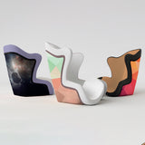 Motif <span data-wg-notranslate>Space Mind</span> placé, adaptable aux dimensions exactes de votre prothèse tibiale, prothèse fémorale, prothèse bras et manchon, ou votre orthèse, corset, corset siège, cruro-pédieuse, releveur, prepreg.