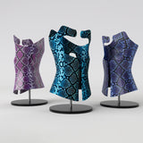 Motif créatif <span data-wg-notranslate>Purple Pyton</span> réalisé par nos soins spécialement pour customiser et sublimer votre prothèse tibiale, prothèse fémorale, prothèse bras, manchon, ou votre orthèse, corset, corset siège, cruro-pédieuse, releveur, prepreg.