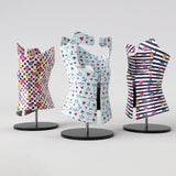 Motif créatif <span data-wg-notranslate>Kiss</span> réalisé par nos soins spécialement pour customiser et sublimer votre prothèse tibiale, prothèse fémorale, prothèse bras, manchon, ou votre orthèse, corset, corset siège, cruro-pédieuse, releveur, prepreg.