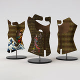 Motif <span data-wg-notranslate>Carpe Koi</span> placé, adaptable aux dimensions exactes de votre prothèse tibiale, prothèse fémorale, prothèse bras et manchon, ou votre orthèse, corset, corset siège, cruro-pédieuse, releveur, prepreg.