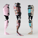 Motif créatif <span data-wg-notranslate>All The Girls</span> réalisé par nos soins spécialement pour customiser et sublimer votre prothèse tibiale, prothèse fémorale, prothèse bras, manchon, ou votre orthèse, corset, corset siège, cruro-pédieuse, releveur, prepreg.