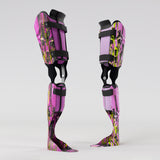 Motif <span data-wg-notranslate>Cyber Elfik Pink</span> placé, adaptable aux dimensions exactes de votre prothèse tibiale, prothèse fémorale, prothèse bras et manchon, ou votre orthèse, corset, corset siège, cruro-pédieuse, releveur, prepreg.