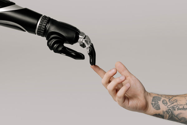 photo d'une prothèse de main touchant une main humaine